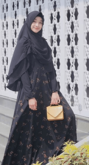 Hijab syar’i dengan gamis bermotif