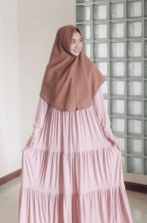 Hijab syar’i dengan gaun lipit
