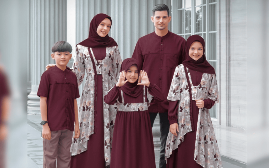 Bingung Keluarga Pakai Baju Apa Saat Menghadiri Wisuda Si Kakak? Nah, Inilah 10 Inspirasi Sarimbit Keluarga Terbaik untuk Menghadiri Wisuda
