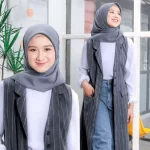 7 Inspirasi Outfit Ngantor dengan Outer Berhijab