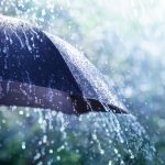 Tips Memilih Outfit Saat Musim Hujan yang Nyaman dan Modis