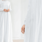 9 Warna Jilbab Cocok untuk Baju Abu-abu Agar Tampil Cantik